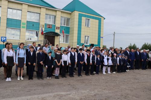 В селе Нижние Каракитяны Дрожжановского района открыли мемориал бойцу, погибшему на СВО