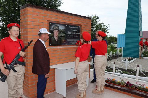 В селе Нижние Каракитяны Дрожжановского района открыли мемориал бойцу, погибшему на СВО