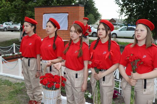В селе Нижние Каракитяны Дрожжановского района открыли мемориал бойцу, погибшему на СВО
