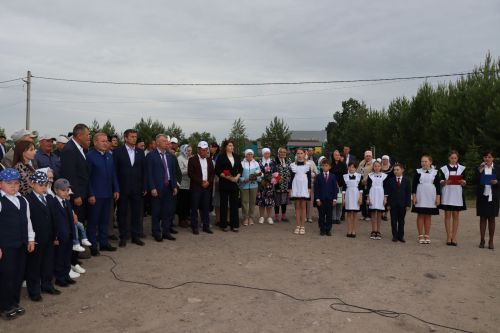 В селе Нижние Каракитяны Дрожжановского района открыли мемориал бойцу, погибшему на СВО