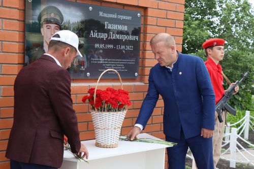 В селе Нижние Каракитяны Дрожжановского района открыли мемориал бойцу, погибшему на СВО