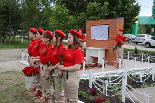 В селе Нижние Каракитяны Дрожжановского района открыли мемориал бойцу, погибшему на СВО