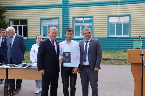 Выпускникам Дрожжановского техникума вручили дипломы