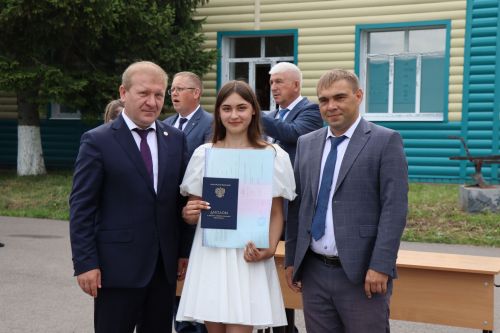 Выпускникам Дрожжановского техникума вручили дипломы