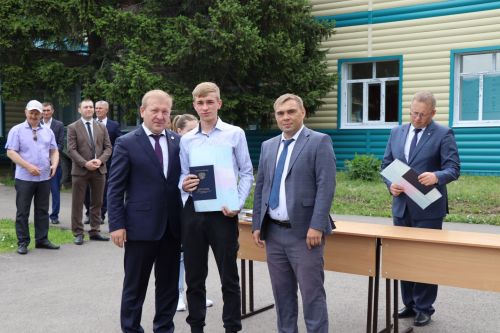 Выпускникам Дрожжановского техникума вручили дипломы