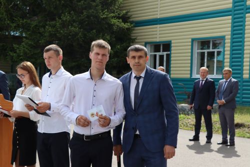 Выпускникам Дрожжановского техникума вручили дипломы