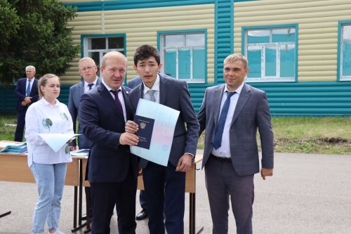 Выпускникам Дрожжановского техникума вручили дипломы