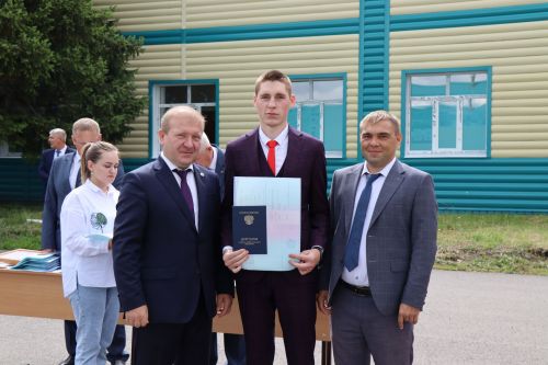 Выпускникам Дрожжановского техникума вручили дипломы