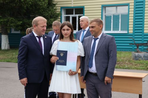 Выпускникам Дрожжановского техникума вручили дипломы