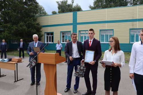Выпускникам Дрожжановского техникума вручили дипломы