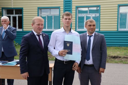 Выпускникам Дрожжановского техникума вручили дипломы