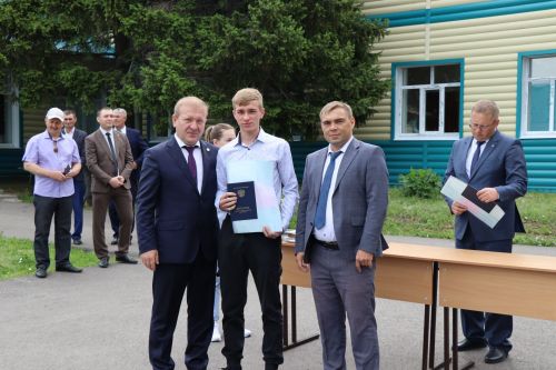Выпускникам Дрожжановского техникума вручили дипломы