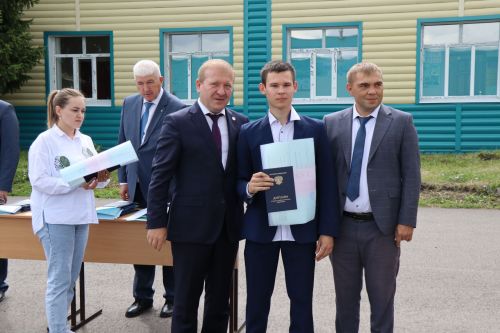 Выпускникам Дрожжановского техникума вручили дипломы