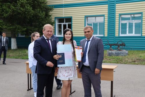 Выпускникам Дрожжановского техникума вручили дипломы