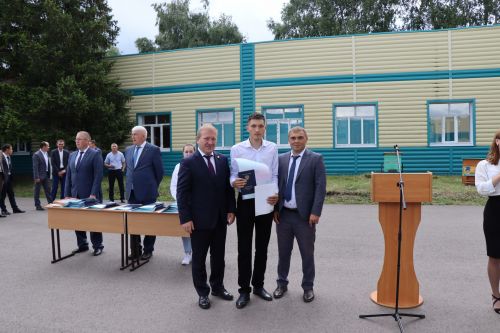 Выпускникам Дрожжановского техникума вручили дипломы