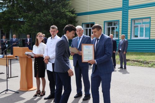 Выпускникам Дрожжановского техникума вручили дипломы
