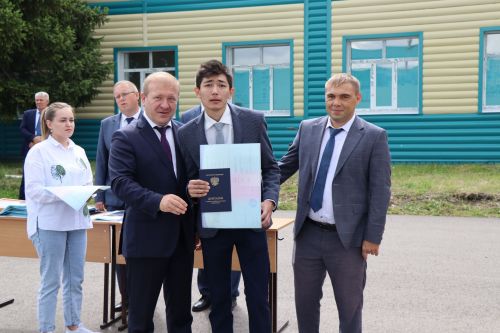 Выпускникам Дрожжановского техникума вручили дипломы