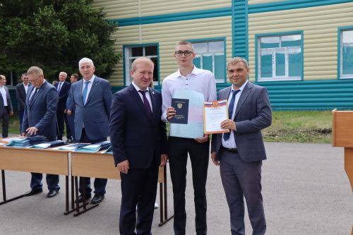 Выпускникам Дрожжановского техникума вручили дипломы