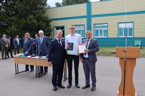 Выпускникам Дрожжановского техникума вручили дипломы