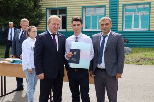 Выпускникам Дрожжановского техникума вручили дипломы