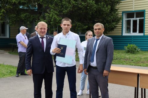 Выпускникам Дрожжановского техникума вручили дипломы