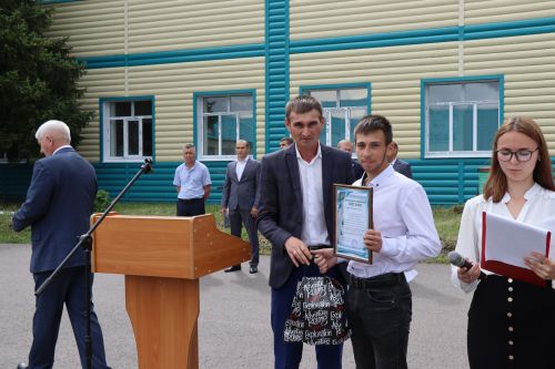 Выпускникам Дрожжановского техникума вручили дипломы