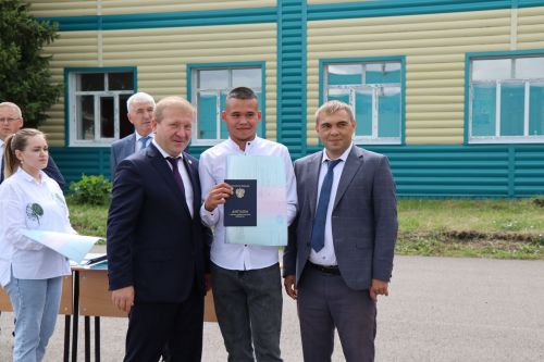 Выпускникам Дрожжановского техникума вручили дипломы
