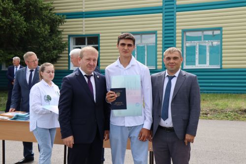 Выпускникам Дрожжановского техникума вручили дипломы