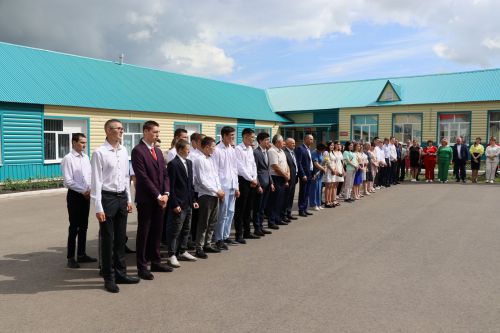 Выпускникам Дрожжановского техникума вручили дипломы