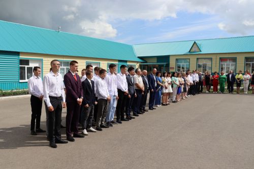 Выпускникам Дрожжановского техникума вручили дипломы