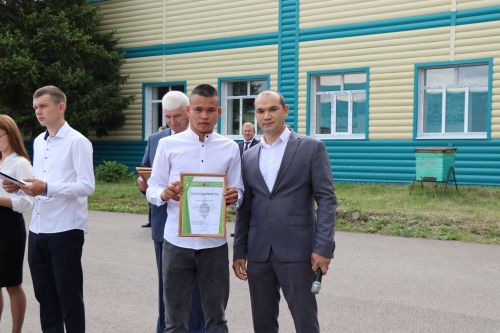 Выпускникам Дрожжановского техникума вручили дипломы