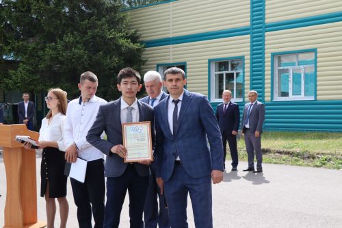 Выпускникам Дрожжановского техникума вручили дипломы