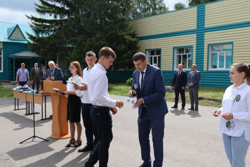 Выпускникам Дрожжановского техникума вручили дипломы