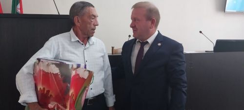 Глава Дрожжановского района Марат Гафаров вручил Благодарственное письмо Жавдету Мударрисову