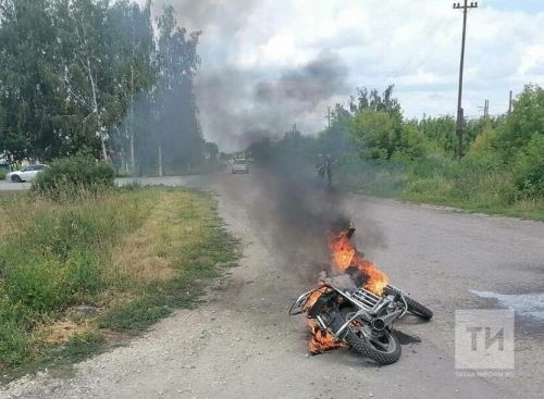 Едва не сгорел заживо вместе со своим мопедом