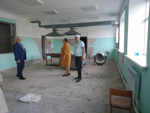 В рамках проекта «Партийный десант» Алексей Ярухин ознакомился с ходом капремонта в Нижнечекурской СОШ