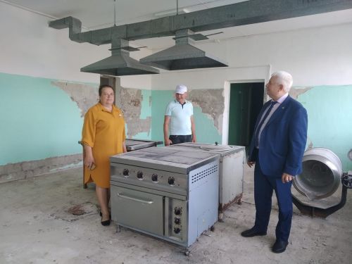 В рамках проекта «Партийный десант» Алексей Ярухин ознакомился с ходом капремонта в Нижнечекурской СОШ
