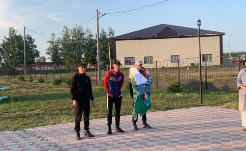 Каччăсем каяççӗ салтака