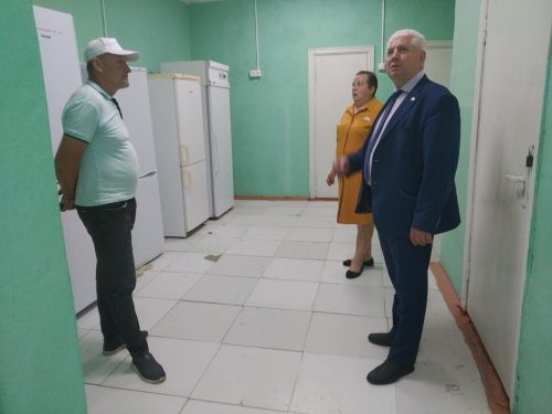 В рамках проекта «Партийный десант» Алексей Ярухин ознакомился с ходом капремонта в Нижнечекурской СОШ