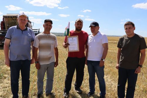 Глава Дрожжановского района РТ вручил вымпелы и денежные премии