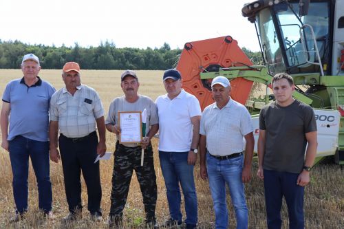 Глава Дрожжановского района РТ вручил вымпелы и денежные премии