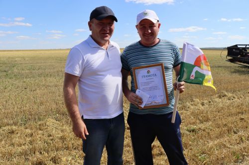 Глава Дрожжановского района РТ вручил вымпелы и денежные премии