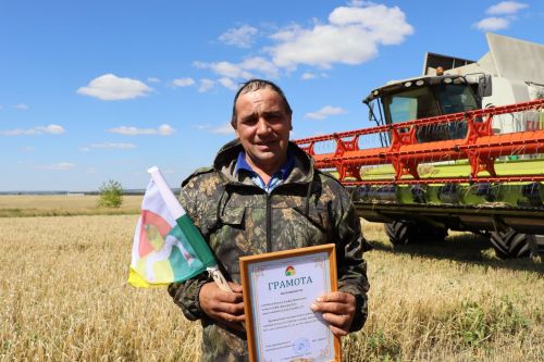 Глава Дрожжановского района РТ вручил вымпелы и денежные премии