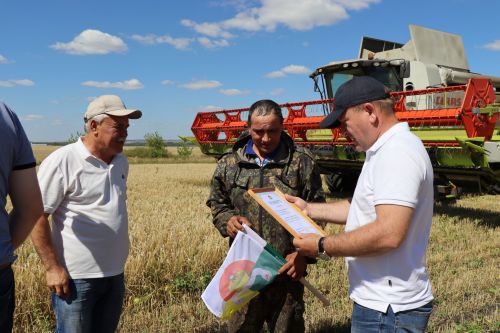 Глава Дрожжановского района РТ вручил вымпелы и денежные премии