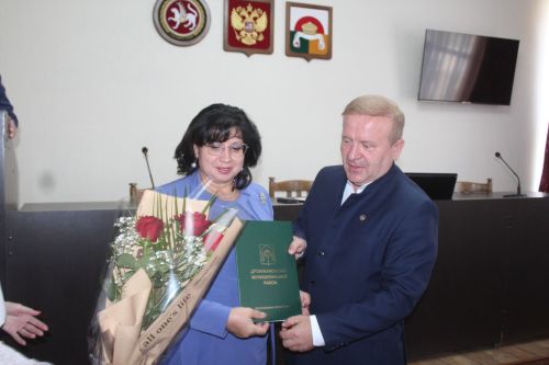 Деловой понедельник в администрации Дрожжановского района РТ завершился поздравлениями