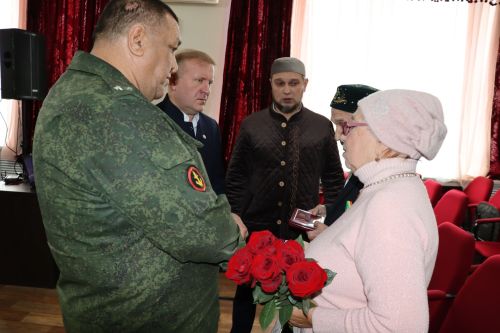 В Дрожжановском районе РТ передали орден Мужества родителям погибшего участника СВО