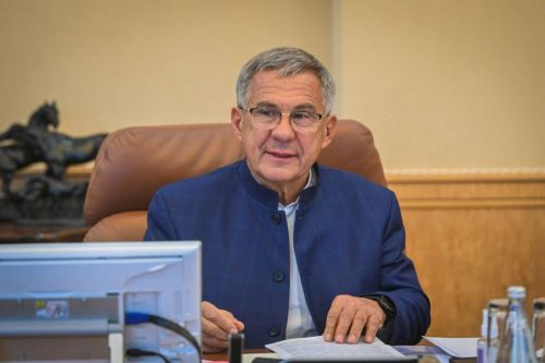 Рустам Минниханов поздравил жителей республики с Днем Конституции России