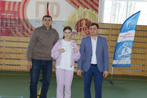 В Дрожжаном во время зимнего фестиваля ГТО были вручены золотые знаки ГТО