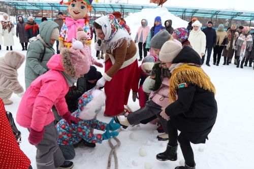 Чүпрәледә «Май чабу» театральләштерелгән тамашасы өлкәннәрне һәм балаларны бергә туплады