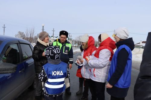 «Цветы для автоледи»: в Дрожжаном поздравили женщин-водителей с наступающим праздником 8 марта